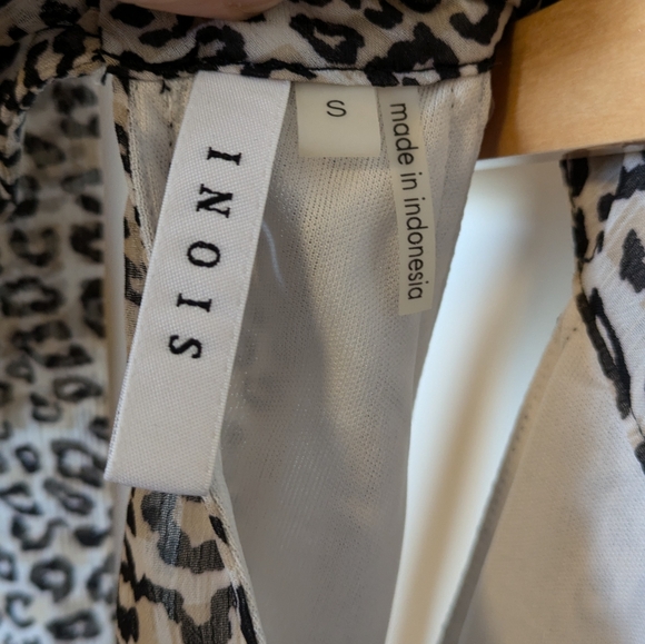 Sleeveless Cheetah Print Blouse - Small - Picture 6 of 7